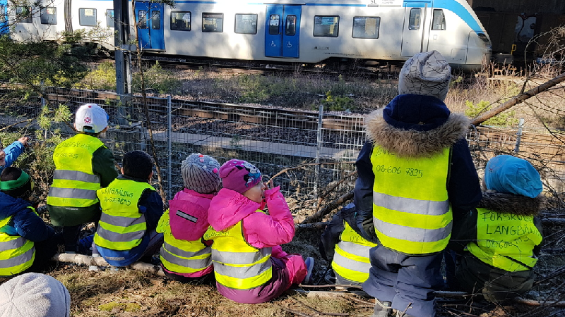 Barn tittar på ett tunnelbanetåg.