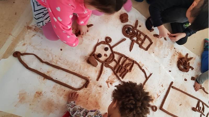 Figurer av lera. Figurer av lera.